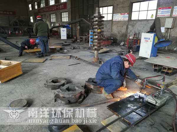 撕碎機(jī)制造現(xiàn)場(chǎng)