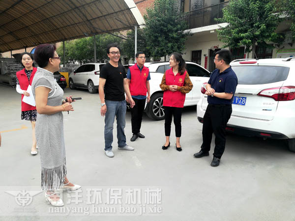  市工會(huì)領(lǐng)導(dǎo)下基層尉問職工