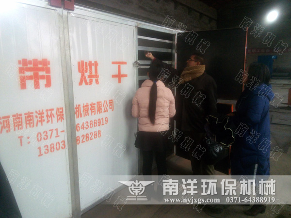 參觀烘干機(jī)成品區(qū)